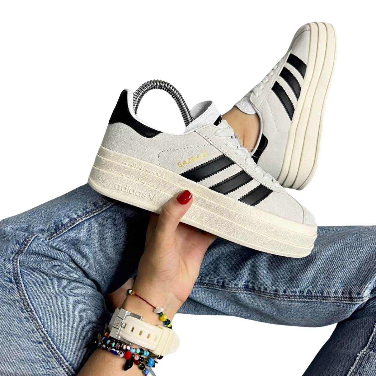 ADIDAS GAZELLE BOLD MUJER PLATAFORMA: El Estilo Elevado que Necesitas Las ADIDAS GAZELLE BOLD MUJER PLATAFORMA son una opción única para quienes buscan combinar la comodidad de unas zapatillas clásicas con un toque de altura y estilo moderno. En Onlineshoppingcenterg, te ofrecemos una variedad de colores y modelos para que encuentres las Adidas Gazelle Bold Mujer Plataforma perfectas para ti.  ¿Por Qué Elegir ADIDAS GAZELLE BOLD MUJER PLATAFORMA? Las ADIDAS GAZELLE BOLD MUJER PLATAFORMA no son solo unas zapatillas comunes; son un símbolo de moda que ofrece lo mejor de dos mundos: el diseño icónico de las Adidas Gazelle con la innovación de una suela plataforma.  Características Destacadas Estilo Elevado: Con su suela gruesa, las ADIDAS GAZELLE BOLD MUJER PLATAFORMA te dan la altura que buscas sin sacrificar la comodidad.  Variedad de Colores: Disponibles en tonos como el Adidas Gazelle Bold Pink, el Adidas Gazelle Bold verde, y el clásico Adidas Gazelle Bold beige, para que encuentres el color que mejor complemente tu estilo.  Comodidad y Calidad: Con materiales de alta calidad y un diseño pensado para el uso diario, estas zapatillas son perfectas para cualquier ocasión.  ¿Dónde Comprar ADIDAS GAZELLE BOLD MUJER PLATAFORMA? En Onlineshoppingcenterg, ofrecemos una amplia selección de ADIDAS GAZELLE BOLD MUJER PLATAFORMA en Colombia. Ya sea que prefieras los tonos suaves del Gazelle Bold rosa o algo más atrevido como el Gazelle Bold verde, tenemos lo que buscas.